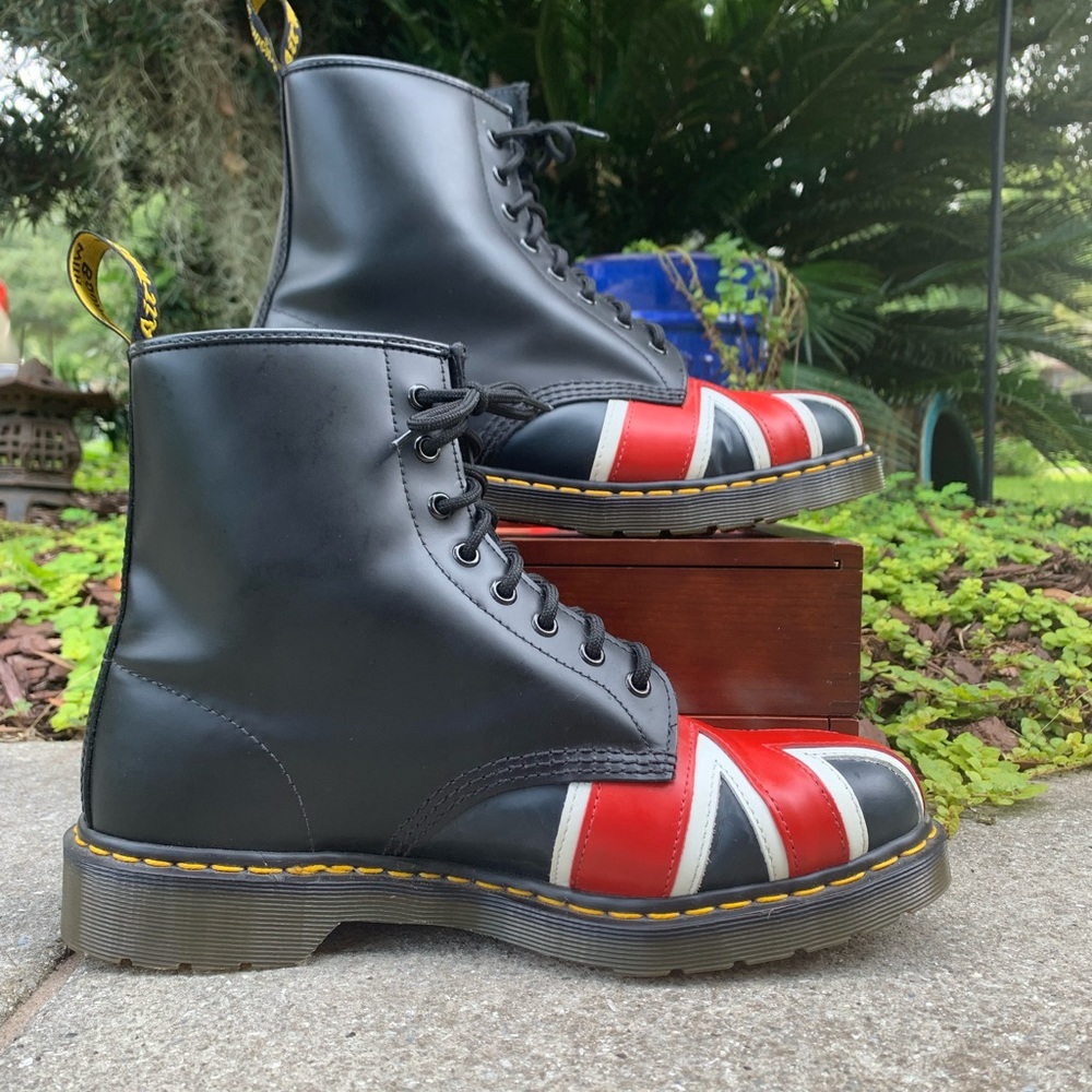 Dr. Martens Union Jack 8-Eye Boot
